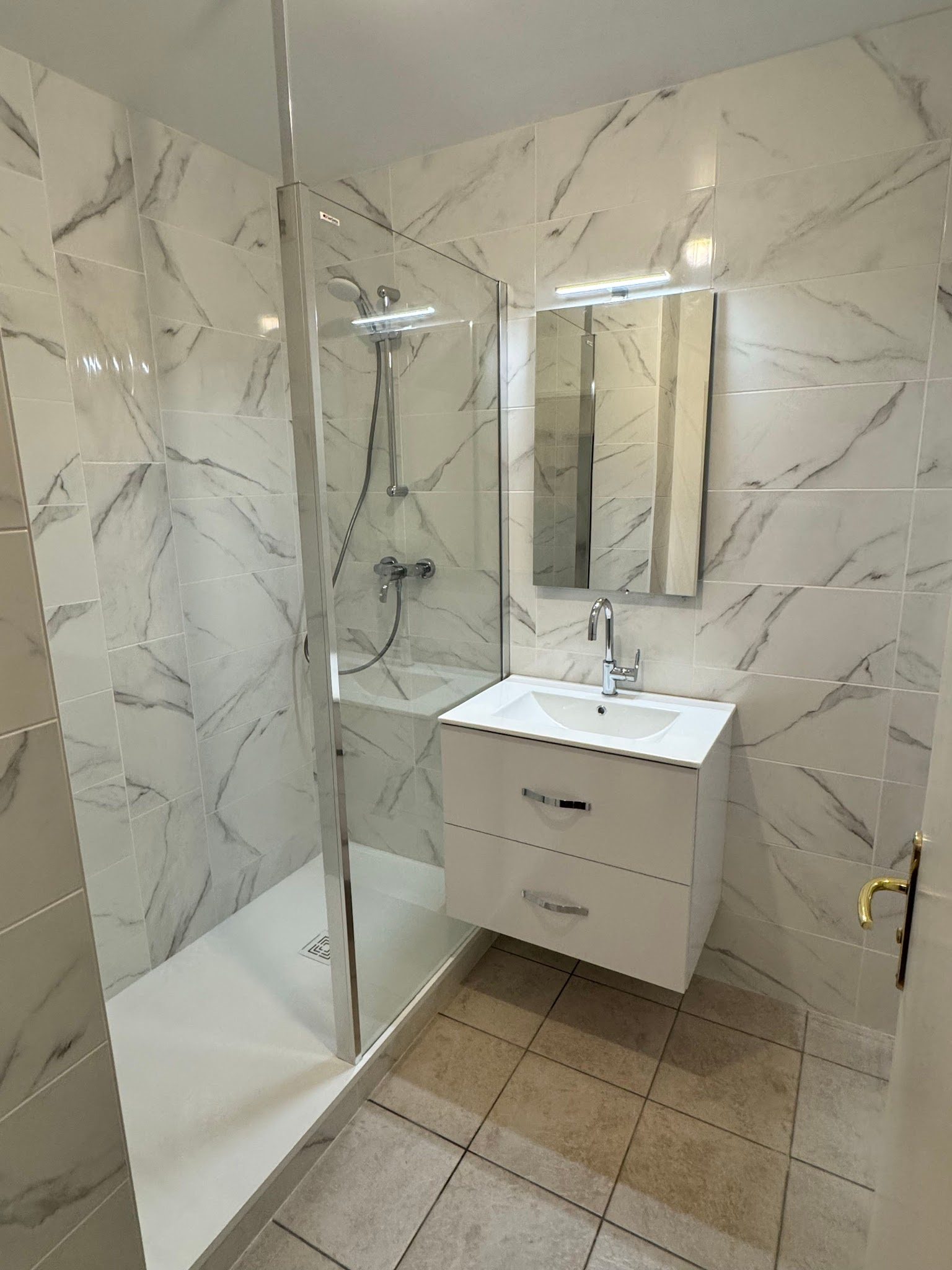 Salle de bains réalisée par Celsius : douche et marbre blanc